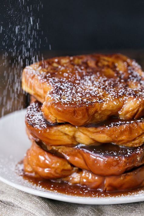 Boozy Salted Caramel French Toast made with Jackson Morgan Southern Cream Liqueur Caramel French Toast, Brioche French Toast Recipe, Perfect French Toast, Salted Caramels, Gourmet Breakfast, House Guests, Cream Liqueur, Fall Breakfast, French Toast Recipe