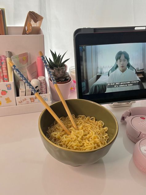 Kdrama Life Aesthetic, Noodle Aesthetic, Aesthetic Noodles, Noodles Aesthetic, Mood Off Quotes, Cozy Aesthetic, Korean Aesthetic, Aesthetic Food, Dream Life