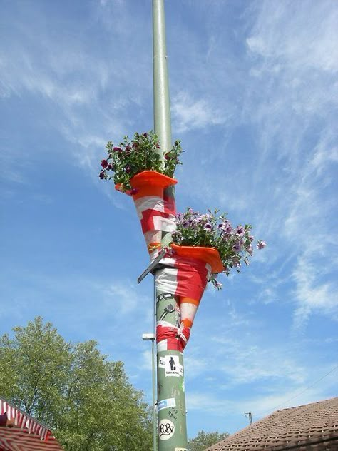 Guerilla Gardening, Guerilla Art, Tactical Urbanism, Guerrilla Gardening, Traffic Cone, Creation Art, Art Appliqué, Urban Gardening, Land Art