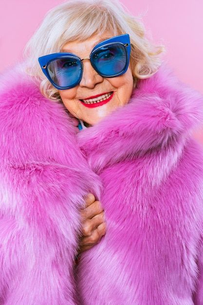 Cool Old Lady, Pink Ladies Outfit, Glamour Outfit, Poses Couple, Stylish Photo, Best Marriage Advice, Couple Pose, Elderly People, Glamour Shots