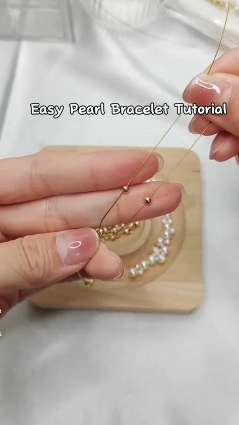 Pearl Bracelet Tutorial, Diy Jewelry Making Tutorials, Bracelet Craft Diy, Diy Jewelry Unique, Bead Charms Diy, Beaded Necklace Diy, Diy Bracelets Easy, Handmade Jewelry Tutorials, Diy Bracelet Designs