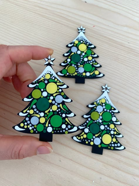 Dot Mandala Christmas Tree, Hand Painted Wooden Christmas Tree Ornaments, Dotting Christmas Ornaments, Dot Art Christmas Tree, Painted Wooden Christmas Trees Ideas, Painted Wooden Christmas Tree, Painted Christmas Tree Ornaments, Dot Art Christmas, Dot Painting Ornaments