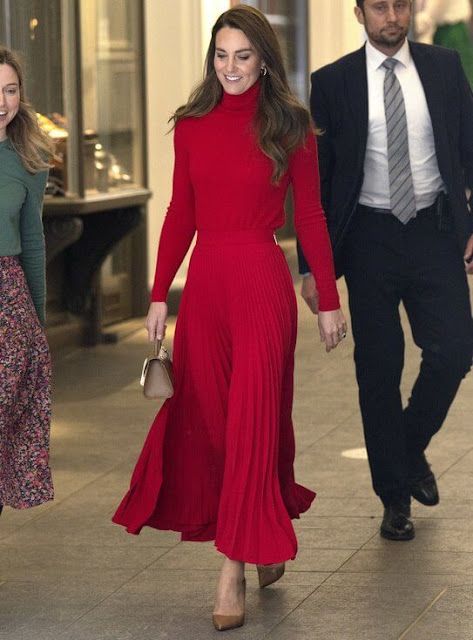 Princesse Kate Middleton, Kate Middleton Outfits, Estilo Real, Princess Kate Middleton, Cotton Midi Skirt, Familia Real, Royal Outfits, Kate Middleton Style, Dresses Royal