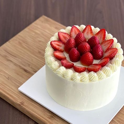 Strawberry Sponge Cake Recipe, Genoise Sponge Cake, Japanese Strawberry Shortcake, Strawberry Cake Decorations, Genoise Sponge, Tårta Design, Strawberry Sponge Cake, Delicious Strawberry Cake, Strawberry Cake Recipe