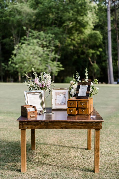 Unique Wedding Guest Book Ideas That Aren't Actually Books Unique Wedding Guest Book Ideas, Unique Wedding Guest Book, Wedding Guest Book Ideas, Wedding Guest Book Table, Wedding Ideas On A Budget, Wedding Guest Table, Guest Book Ideas, Welcome Table, Wedding Guest Book Unique