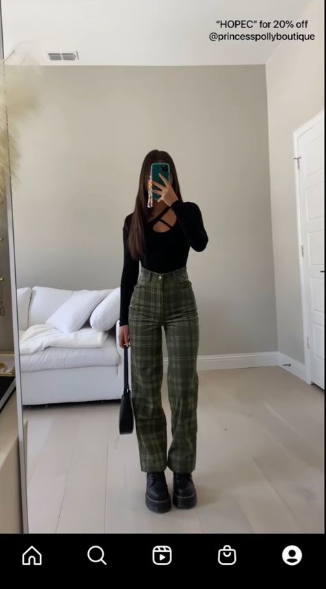 Modest Clubbing Outfit, Green Plaid Pants Outfit, Modest Club Outfits, Baggy Jeans Outfit Winter, Checkered Pants Outfit, Modest Fall Outfits, Green Plaid Pants, Plaid Pants Outfit, Clubbing Outfit