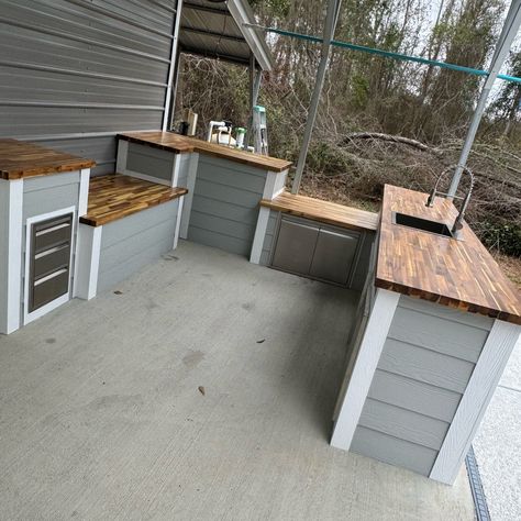 Thanks to our customer Matt for sharing his outdoor kitchen with Waterlox-finished countertops! #waterlox #woodfinish #woodcountertop #outdoorkitchen Outside Kitchen Island Outdoor Bars, Butcher Block Outdoor Kitchen, Outdoor Tile Countertop Ideas, Outdoor Bar Countertop Ideas, Outdoor Bartop, Outdoor Countertop Ideas, Kitchen Cabinets Cover, Ivy Kitchen, Outdoor Countertop