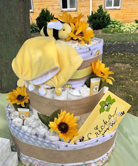 Bee Diaper Cake, Jeep Diaper Cake, Diaper Motorcycle Cake, Diaper Crafts, April Baby Shower, Diaper Cake Instructions, Unique Diaper Cakes, April Baby, Diy Diaper Cake