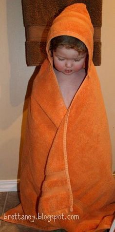 When my daughter was born, my aunt made a hooded bath towel for her. It's a full size bath towel so it was big enough to wrap her in as a b... Baby Hooded Bath Towel, Couture Bb, Diy Towels, Baby Bath Towel, Hooded Bath Towels, Diy Bebe, Hooded Baby Towel, Baby Towel, Baby Projects