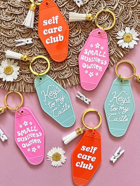 Motel Keychain Ideas, Car Keys Keychain Ideas, Keychain Diy Easy, Car Keychain Ideas, Car Keys Keychain, Cricut Accessories, Keys Keychain, Craft Market Display, Keychain Display