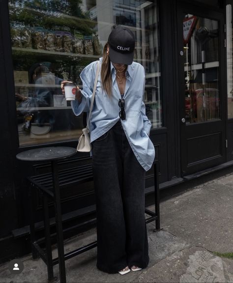 Poplin Shirt Outfit, How To Wear Wide Leg Jeans, Oversized Shirt Outfit, Denim Shirt Outfit, Elegantes Outfit Damen, Oversized Poplin Shirt, Italian Summer Outfits, Wide Leg Jeans Outfit, Corporate Baddie