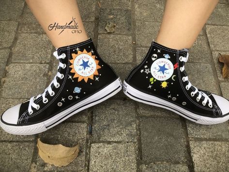 Sun Converse, Converse Shoes Black, Custom Converse High Tops, Floral Embroidery Shoes, Embroidery Rainbow, Embroidery Converse, Baskets Converse, Customized Shoes, Embroidered Converse