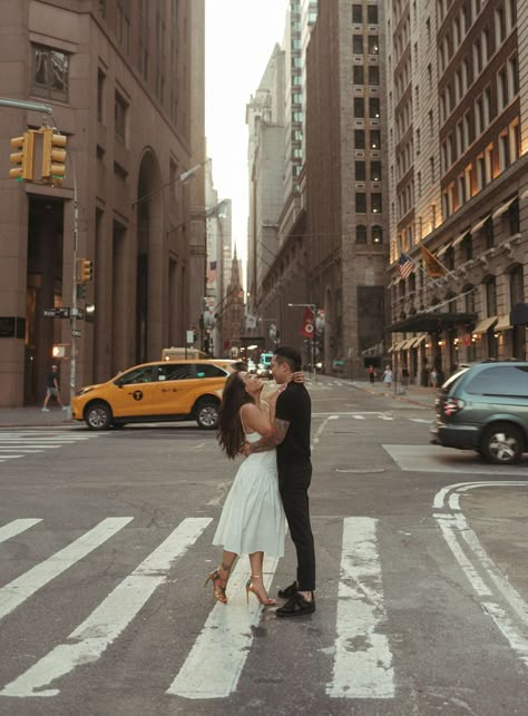 Pictures In New York, City Engagement Pictures, Engagement Photos Nyc, Fall Engagement Shoots, Nyc Wedding Photos, Nyc Photoshoot, Fall Engagement Pictures, Nyc Wedding Photography, Nyc Elopement