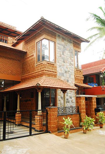 Chettinad House, Kerala Traditional House, Indian Home Design, Kerala House Design, Kerala Houses, Vernacular Architecture, Indian Homes, House Front Design, Bungalow House Design