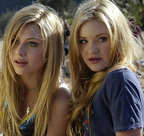 Pop Punk Aesthetic, 2000s Icons, Aly And Aj, Dance Gavin Dance, Aj Michalka, 2000s Girl, Punk Aesthetic, Best Sister, Pop Punk