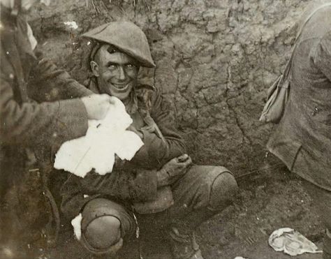 Shell shocked soldier in a trench during the Battle of Courcelette (France) in September 1916. Images Terrifiantes, Battle Of The Somme, Ww1 Soldiers, Creepy Photos, Rare Historical Photos, Shell Shock, Film Horror, Creepy Pictures, A Soldier