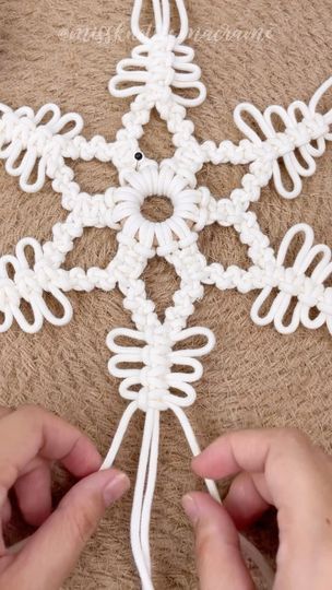 Macrame Tutorial Beginner, Macrame Beginners, Easy Snowflake, Diy Crafts Easy At Home, Macrame Crafts, Simple Snowflake, Macrame Knots Pattern, Knitted Wire, Snow Flakes Diy