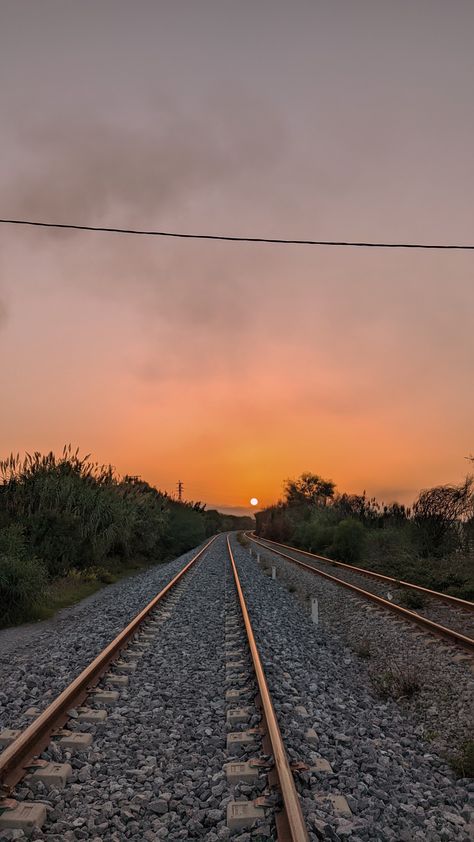 sunset train track Railway Tracks Photography, Train Sunset, Sculpting Tips, Orange Stuff, Train Aesthetic, Texas Sunset, House Facades, Aesthetic Sky, Train Photography