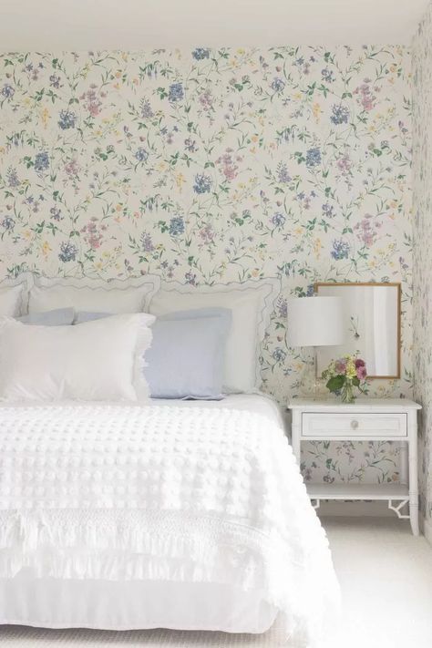 Diy Wallpaper Ideas, Bedroom Wallpaper Design, Wallpaper Design Ideas, Wallpaper Design For Bedroom, Cozy Guest Rooms, Decor Bedroom Ideas, Julie Blanner, Floral Bedroom, Cottage Renovation