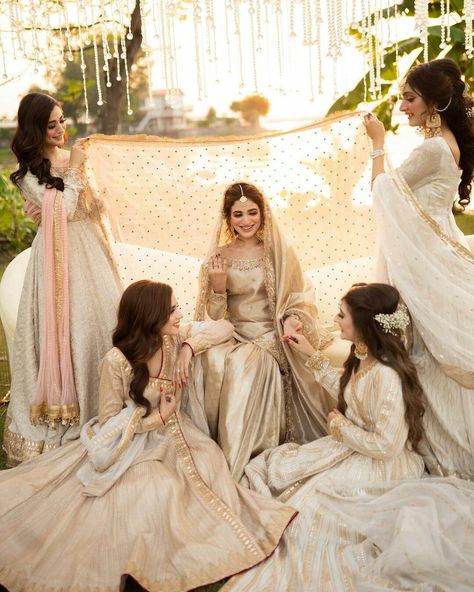 Bride Maid Dresses Pakistani, Wedding Photo Ideas Sisters, Bridemaids Pose, Bridesmaid Photoshoot Ideas, Nikah Photography, Pakistani Wedding Bridesmaids, Desi Bridesmaids, Pakistani Bridesmaids, Nikkah Photography