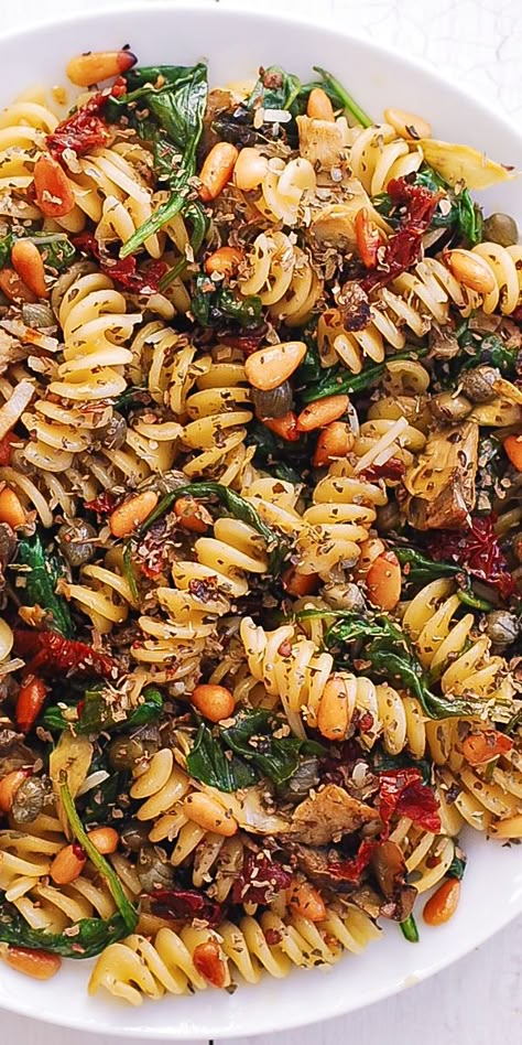 Italian Pasta with Spinach, Artichokes, Sun-Dried Tomatoes, Capers, Garlic, and Pine Nuts!  This meatless, vegetarian pasta dish has only 8 ingredients and takes 30 minutes to make! Hot Pasta Side Dishes, Fusilli Pasta Recipe, Fusilli Recipes, Italian Ravioli, Julia's Album, Vegetarian Pasta Dishes, Pasta With Spinach, Spiral Pasta, Pasta Italiana