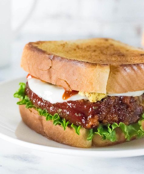 Meatloaf sandwich on Texas toast with ketchup, mustard, and lettuce. Meatloaf Sandwich Recipe, Perfect Meatloaf, Bbq Meatloaf, Leftover Meatloaf, Meatloaf Sandwich, Best Lunch Recipes, Burger Toppings, Best Meatloaf, Texas Toast