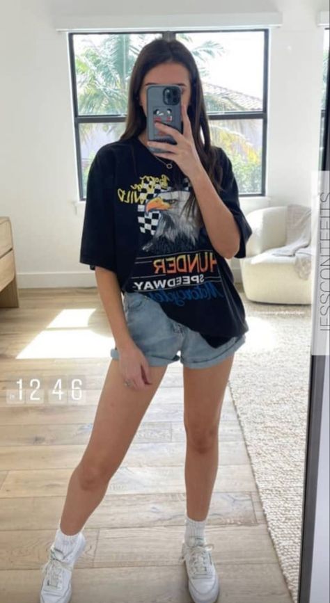 Baggy Tee And Shorts Outfit, Oversized Shirt And Jean Shorts Outfit, Oversized Tshirt Shorts, Oversized Summer Outfit, Baggy Shirt Outfit, Tshirt And Shorts Outfit, Oversized Tshirt Outfit Summer, Tshirt And Shorts, Graphic Tshirt Outfit