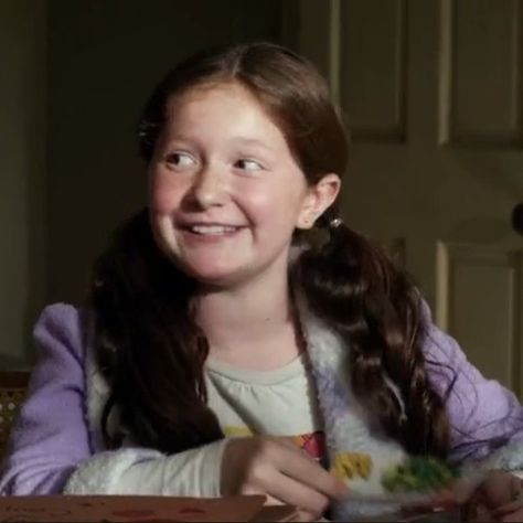 S1E02 Debbie Gallagher Season 1, Debbie Gallagher Icon, Debbie Shameless, Shameless Debbie, Debbie Gallagher, Emma Kenney, Plush Flower, Season 1, Favorite Tv Shows