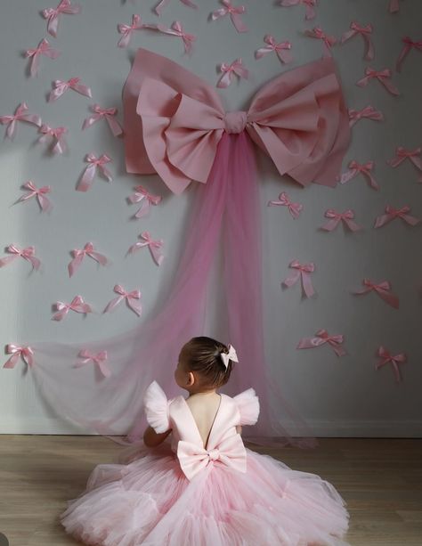 Bow Background Photoshoot, First Birthday Room Decoration, Bow Birthday Photoshoot, Daisy 1st Birthday Photoshoot, Bow Backdrop Photoshoot, Pink Bow Photoshoot, Bow Birthday Party Ideas Decoration, Bow Photoshoot Photo Ideas, Pink Bow Birthday Party Ideas