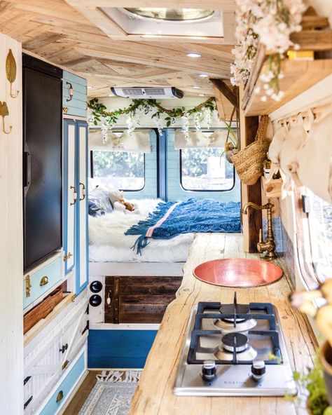 Cabin On Wheels, Mercedes Vario, Old Van, Houses On Wheels, Diy Camper Van, School Bus Tiny House, Tiny House Talk, Bus Living, Vintage Camper Remodel