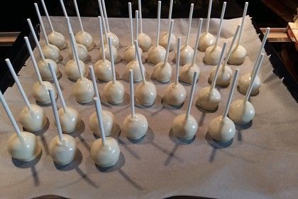 Schnelle Cake-Pops ohne Backen 1 Quick Cake Pops, Funfetti Cake Pops Recipe, Cake Mix Recipes Homemade, Chocolate Cake Pops Recipe, Cake Decorating For Kids, No Bake Cake Pops, Yellow Cake Mix Recipes, Cake Pop Recipe Easy, Easy Vanilla Cake Recipe