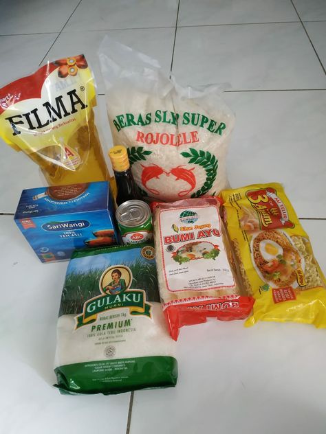 Parcel Sembako, Snack Pack, Mini Market, Beauty Society, Snack Packs, Galaxy Wallpaper, Gift Bag, Snack Recipes, Chips