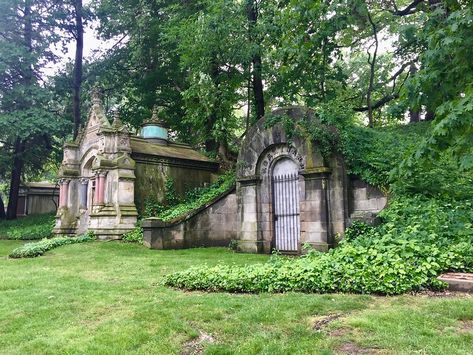 Lake View Cemetery Cleveland, Midwest Travel Destinations, Beautiful Cemetery, Ohio Vacations, Midwest Travel, Abandoned Amusement Parks, Abandoned Castles, Location Inspiration, Pretty Landscapes