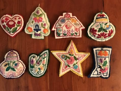 Embroidered Christmas Ornaments, Christmas Fair Ideas, Diy Felt Christmas Ornaments, Needlework Christmas, Heirloom Ornaments, Embroidered Felt, Felt Christmas Decorations, Fabric Ornaments, Handmade Christmas Decorations