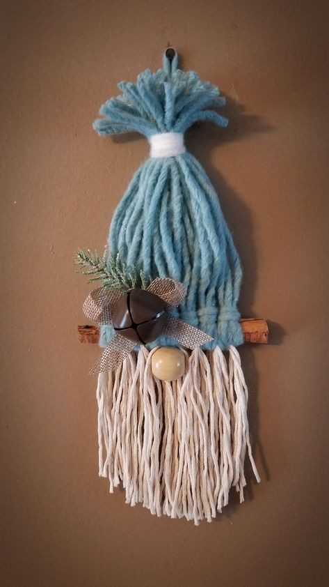 Gnome Wall Hanging Diy, Macrame Gnomes Diy How To Make, Yarn Nome, Xmas Wall Decorations, Yarn Gnomes, Gnome Wall Hanging, Gnomes Tutorial, Macrame Gnome, Gnome Noel