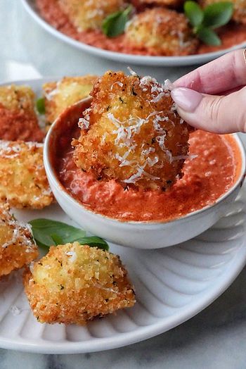 Fried Ravioli alla Vodka Pasta Table, Fried Ravioli Recipe, Fried Ravioli, Ravioli Filling, Pasta Ravioli, Alla Vodka, Ravioli Recipe, Vodka Sauce, 3 Eggs