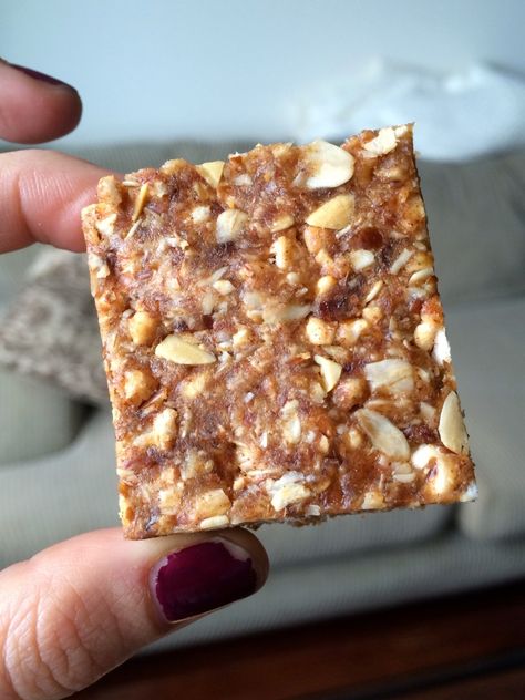 These Homemade Clif Bars are a delicious, grab-and-go snack for busy days. Not to mention they're so much healthier for you than the store bought bars! Homemade Cliff Bars, Cliff Bars, Quick Party Food, Bars Recipes Healthy, Quick Vegan Dinner Recipes, Hiking Snacks, Clif Bars, Healthy Vegan Breakfast, Peanut Butter Roll