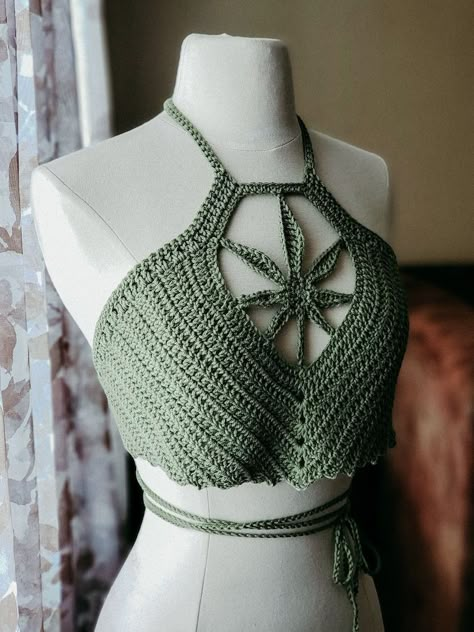 crochet halloween top free pattern ideas - top a crochet de halloween - crochet top for halloween Green Crochet, Crochet Design Pattern, Crochet Clothing And Accessories, Crochet Fashion Patterns, Crochet Top Pattern, Crochet Things, Diy Crochet Projects, Crochet Inspo, Crochet Clothing