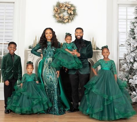 MunaMommy on Instagram: “A family holiday slay. 💚💚Repost from @courtnwilliams • One word...BLESSED!💚 Merry Christmas and Happy Holidays from our family to yours! ⠀…” Glam Family Photoshoot, Half Sleeve Girl, Family Christmas Pictures Outfits, Family Holiday Pictures, Christmas Pictures Outfits, Christmas Family Photoshoot, Flower Girls Dress, Merry Christmas And Happy Holidays, Holiday Photoshoot