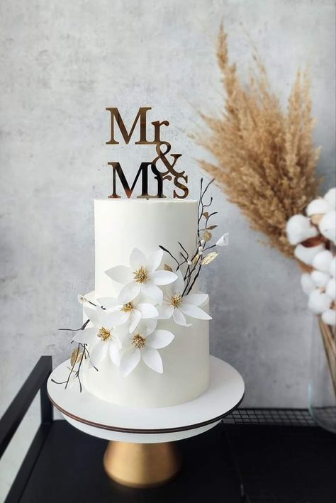 White Floral Cake, Cake For Wedding, Wedding Cake Designs Elegant, Christmas Wedding Cakes, Cake Structure, Wedding Cakes Elegant, Wafer Paper Flowers, Fruit Cake Christmas