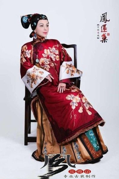 hanfu Manchu Clothing, Chinese Robes, Chinese Ancient Clothing, Vogue Poses, Asian Attire, Asian Style Clothes, Qing Dynasty Fashion, Dynasty Fashion, Qing Dynasty Clothing