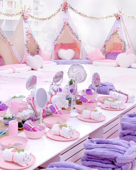 Slumber Party Decorations, Spa Sleepover Party, Birthday Sleepover Ideas, Kids Party Planning, Slumber Party Birthday, Kids Spa Party, Girls Slumber Party, Pyjamas Party, Sleepover Birthday