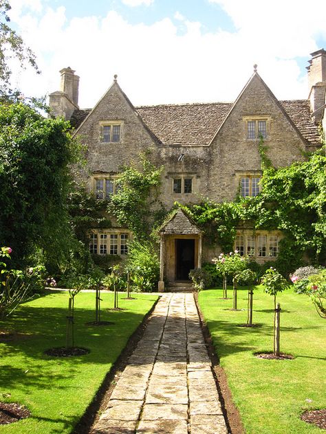 Kelmscott Manor English Garden Design, English Houses, English Manor Houses, English Manor, Chateau France, English Country House, Stately Home, Old Stone, English Cottage