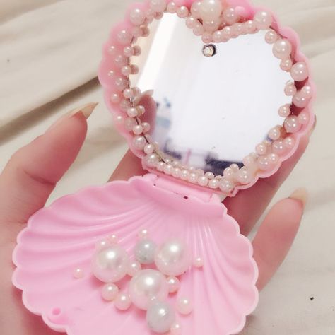 Imagen de pink, mermaid, and pearls No Ordinary Girl, Glitter Rosa, Mermaid Aesthetic, Mermaid Life, Mia 3, Princess Aesthetic, Hand Mirror, Everything Pink, Soft Grunge