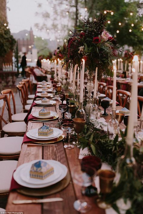 This Harry Potter themed wedding in California is magical | Daily Mail Online Harry Potter Table, Feasting Table, Wedding Table Themes, Nerd Wedding, Harry Potter Wedding Theme, Martha Weddings, Festa Harry Potter, Anniversaire Harry Potter, Harry Potter Wedding