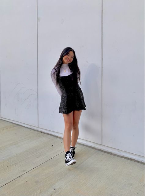 Women Black Converse Outfit, Womens Outfits With Converse High Tops, Black Dress White Converse, Black Highcut Converse Outfit Ideas, Short Dress And Converse Outfit, Black Dress With Black Converse, Sporty Dress Outfit Sneakers, Black White Converse Outfit, Black Converse With Dress