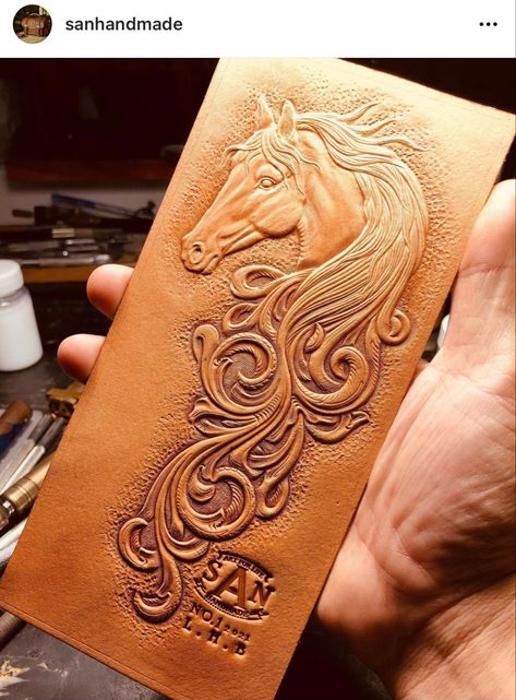 Horse Leather Carving, Leather Tooling Patterns Horse, Leather Carving Patterns, Diy Leather Engraving, Leather Belt Crafts, Leather Bracelet Tutorial, Leather Working Projects, Armband Tattoos, Custom Leather Belts