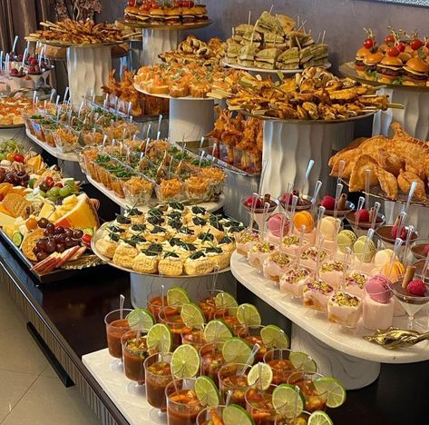 Morning Of Wedding, Food Set Up, Catering Food Displays, Party Food Buffet, Catering Ideas Food, Reception Food, Charcuterie Inspiration, Brunch Buffet, Wedding Buffet