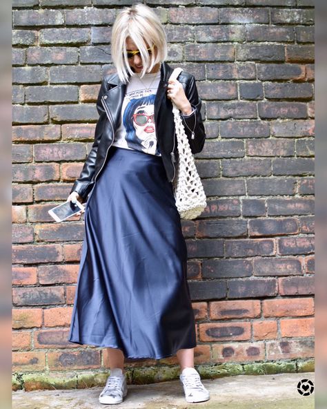 Blue Silk Skirt Outfit, Blue Satin Skirt Outfit, Skirts With Sweaters, Satin Skirt Outfit Fall, Midi Skirt Street Style, Blue Midi Skirt Outfit, Satin Skirt Outfit Casual, Satin Skirt Outfit Winter, Blue Satin Skirt