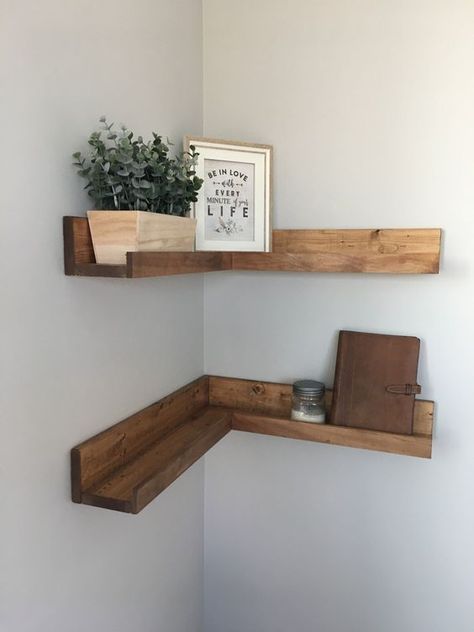 kitchen corner shelf ideas House Fixtures, Diy Corner Shelf, Shelves Around Tv, Carpentry Ideas, Corner Shelf Ideas, Floating Shelves Bedroom, Corner Furniture, Floating Corner Shelves, Diy Bird Bath